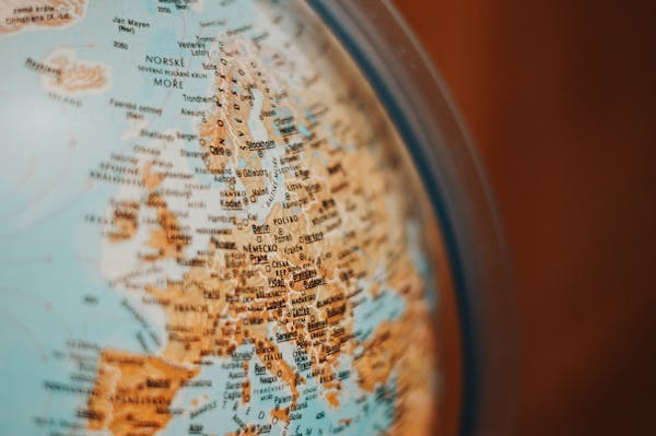 Movilidad Internacional y Seguros de Protección Familiar representada en globo terráqueo zona europea