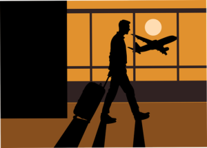 Hombre que viaja tranquilo internacionalmente asegurado con un seguro de asistencia familiar