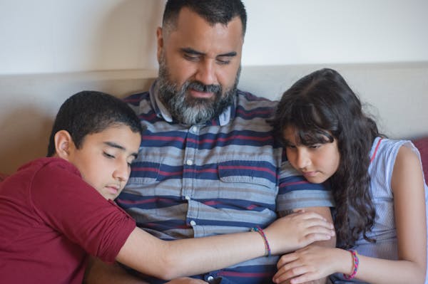 Una de las formas de aprovechar el seguro de decesos: Familia usando tablet para consulta médica online incluida en su seguro de decesos.