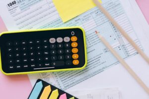 Revisión de impuestos en seguros con calculadora