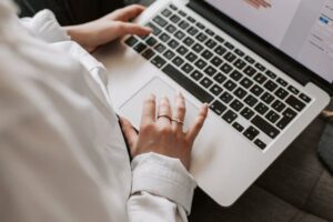 Persona realizando trámite en la DGT sin salir de casa, todo online.