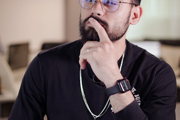 Dueño de empresa dudando sobre qué seguro contratar para que no tenga errores en coberturas concretas y necesarias.