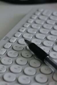 Teclado y boligrafo. La unión de lo tecnológico con lo analógico.
