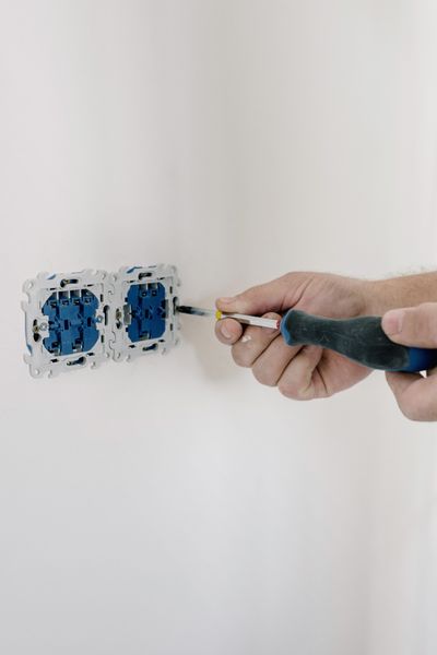 Un buen seguro de hogar cubre este buen arreglo de los daños eléctricos por tormentas en instalaciones particulares.