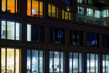 Edificio de oficinas asegurado de forma concreta con un buen seguro de oficinas
