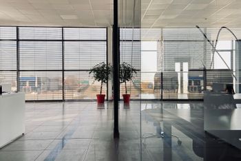 El mito de la oficina genérica: ¿Por qué dos espacios de trabajo nunca se aseguran igual?