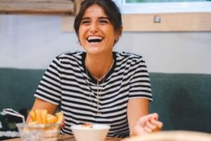 Mujer que ya disfruta de tener su agencia de seguros personalizada