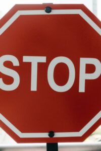 stop Conoce seguros obligatorios en España. Es importante
