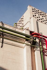tubería comunitaria o privada en exterior de edificio