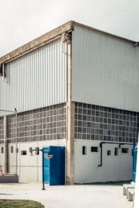 Nave industrial que tiene seguro multirriesgo para empresas