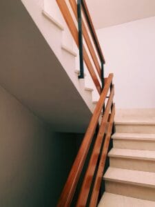 Escalera de edificio con seguro comunidad propietarios