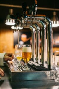 Sirviendo productos en bar protegido con responsabilidad civil en hosteleria