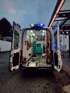 Ambulancia para primeras atenciones médicas en coberturas seguro de accidentes