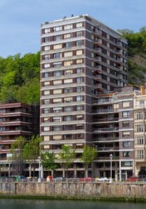Edificio con posibilidades de sufrir daños por agua seguro comunidad