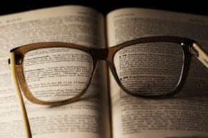 Gafas para leer cláusulas delimitadoras y limitativas en seguros