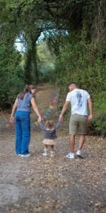 La pareja que tendrá que cambiar seguro de vida situación familiar al nacer hija