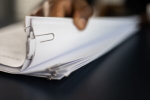 Revisando servicio de sepelio en decesos con la póliza del seguro
